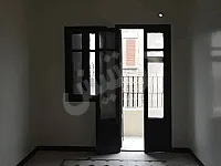 للبيع منزل طابق رابع أمامي 4غرف وصالون اكساء جيدقديم جميلية 