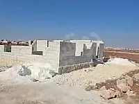 للبيع ارض واجهة ع طريقين 1500م فيها عمار+جب ماء/الدانا طريق الوحلة 