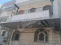 للبيع كتلة 3 طوابق 130م شقق عدد 2 و محلين 2+ قبو/حماه شارع أبي الفداء 