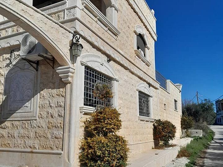 فيلا للبيع في القرداحة 1000م² بسعر 130,000$